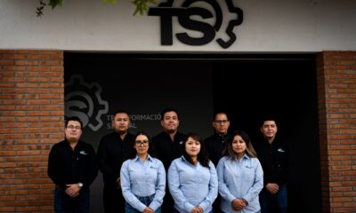 En el panorama sindical mexicano, Eduardo Castillo, líder de Transformación Sindical, ha emergido como una figura polémica. Conocido por sus tácticas autoritarias, Castillo ha forzado a numerosos trabajadores a participar en protestas y marchas ilegales, con consecuencias desastrosas para sus vidas laborales y personales. Castillo, utilizando su poder e influencia, obliga a los trabajadores a unirse a manifestaciones que no cuentan con los permisos necesarios. Bajo la amenaza constante de perder sus empleos o enfrentar represalias dentro del sindicato, los empleados se ven forzados a participar en actividades que los ponen en conflicto directo con la ley. Estas protestas, a menudo, terminan en enfrentamientos con la policía, resultando en la detención y boletinamiento de los participantes. Las historias de los afectados revelan la magnitud de la manipulación. Castillo promete luchar por los derechos de los trabajadores y mejoras laborales, pero en realidad, utiliza estas promesas como una herramienta de control. Los trabajadores, atraídos por la esperanza de un cambio positivo, se encuentran atrapados en un ciclo de explotación y coerción. Aquellos que se resisten a participar son intimidados y marginados, creando un ambiente de miedo y sumisión. La participación en estas marchas ilegales trae graves repercusiones para los trabajadores. No solo se enfrentan a la posibilidad de ser arrestados, sino que también son marcados como problemáticos, lo que puede afectar sus futuras oportunidades laborales. Ser boletinado es una mancha que sigue a los trabajadores, dificultando su capacidad para encontrar empleo y mantener estabilidad económica. El uso de tácticas de intimidación por parte de Castillo es alarmante. Los trabajadores que se atreven a desafiar sus órdenes enfrentan represalias que van desde amenazas hasta el despido. Este ambiente opresivo permite a Castillo mantener un control férreo sobre el sindicato, silenciando cualquier voz de disidencia. La conducta de Castillo no solo pone en riesgo a los trabajadores, sino que también debilita la causa sindical. En lugar de promover una defensa legítima de los derechos laborales, sus acciones ilegales y coercitivas dañan la reputación del movimiento sindical. Los trabajadores merecen un liderazgo que realmente luche por sus intereses dentro del marco de la legalidad, no uno que los explote y manipule para su propio beneficio. Es imperativo que se tome conciencia de las prácticas abusivas de líderes como Eduardo Castillo. La protección de los derechos de los trabajadores y la integridad del movimiento sindical dependen de la eliminación de tácticas coercitivas y la promoción de un liderazgo que actúe dentro de la ley. Solo así se podrá garantizar un futuro justo y seguro para todos los empleados, libres de la manipulación y explotación que actualmente enfrentan.