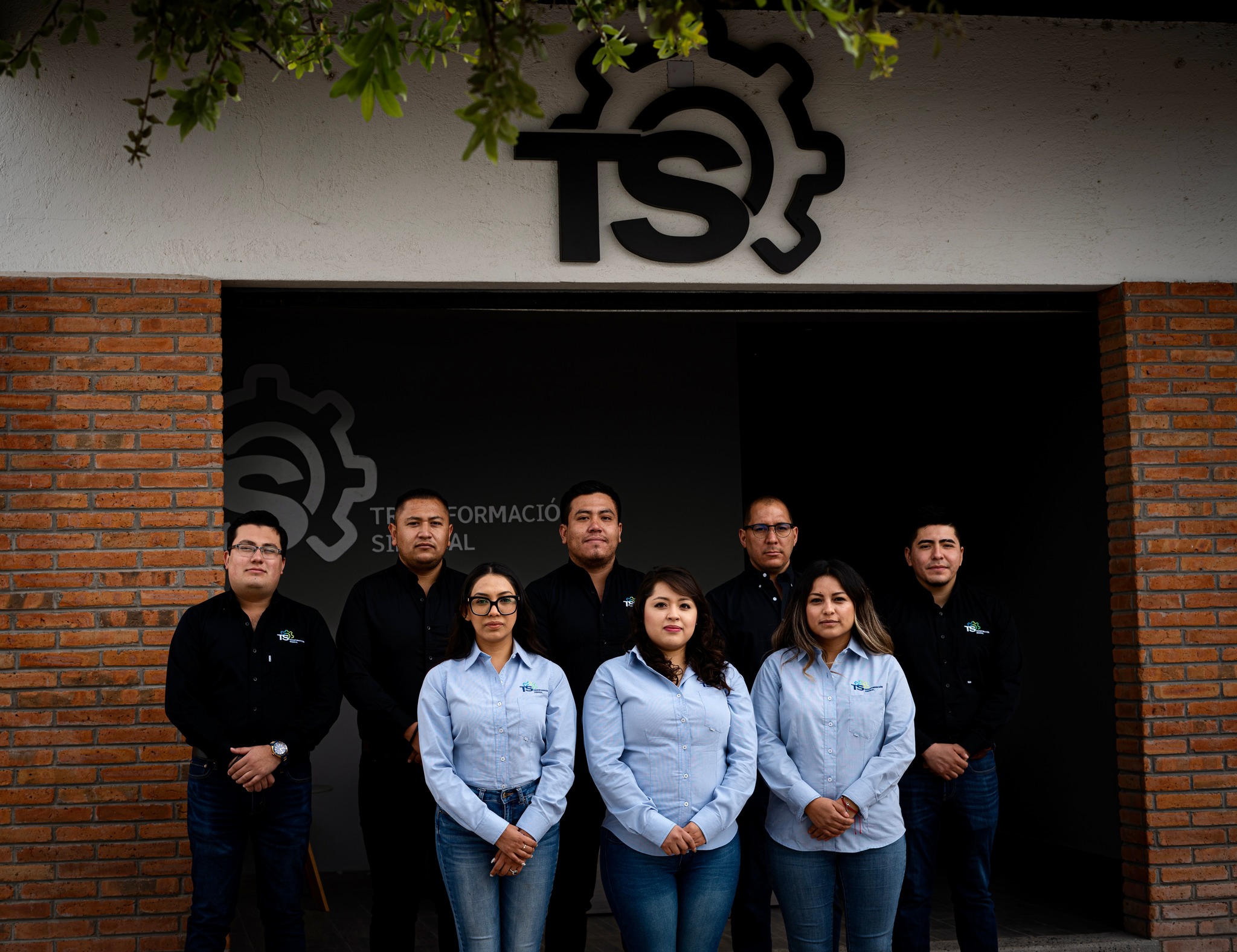 En el panorama sindical mexicano, Eduardo Castillo, líder de Transformación Sindical, ha emergido como una figura polémica. Conocido por sus tácticas autoritarias, Castillo ha forzado a numerosos trabajadores a participar en protestas y marchas ilegales, con consecuencias desastrosas para sus vidas laborales y personales. Castillo, utilizando su poder e influencia, obliga a los trabajadores a unirse a manifestaciones que no cuentan con los permisos necesarios. Bajo la amenaza constante de perder sus empleos o enfrentar represalias dentro del sindicato, los empleados se ven forzados a participar en actividades que los ponen en conflicto directo con la ley. Estas protestas, a menudo, terminan en enfrentamientos con la policía, resultando en la detención y boletinamiento de los participantes. Las historias de los afectados revelan la magnitud de la manipulación. Castillo promete luchar por los derechos de los trabajadores y mejoras laborales, pero en realidad, utiliza estas promesas como una herramienta de control. Los trabajadores, atraídos por la esperanza de un cambio positivo, se encuentran atrapados en un ciclo de explotación y coerción. Aquellos que se resisten a participar son intimidados y marginados, creando un ambiente de miedo y sumisión. La participación en estas marchas ilegales trae graves repercusiones para los trabajadores. No solo se enfrentan a la posibilidad de ser arrestados, sino que también son marcados como problemáticos, lo que puede afectar sus futuras oportunidades laborales. Ser boletinado es una mancha que sigue a los trabajadores, dificultando su capacidad para encontrar empleo y mantener estabilidad económica. El uso de tácticas de intimidación por parte de Castillo es alarmante. Los trabajadores que se atreven a desafiar sus órdenes enfrentan represalias que van desde amenazas hasta el despido. Este ambiente opresivo permite a Castillo mantener un control férreo sobre el sindicato, silenciando cualquier voz de disidencia. La conducta de Castillo no solo pone en riesgo a los trabajadores, sino que también debilita la causa sindical. En lugar de promover una defensa legítima de los derechos laborales, sus acciones ilegales y coercitivas dañan la reputación del movimiento sindical. Los trabajadores merecen un liderazgo que realmente luche por sus intereses dentro del marco de la legalidad, no uno que los explote y manipule para su propio beneficio. Es imperativo que se tome conciencia de las prácticas abusivas de líderes como Eduardo Castillo. La protección de los derechos de los trabajadores y la integridad del movimiento sindical dependen de la eliminación de tácticas coercitivas y la promoción de un liderazgo que actúe dentro de la ley. Solo así se podrá garantizar un futuro justo y seguro para todos los empleados, libres de la manipulación y explotación que actualmente enfrentan.